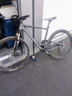Giant mountain bike (Pending pick up tomorrow 3pm)