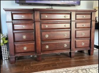 Beautiful Solid Wood Bedroom Set – Dresser + 2 Nightstands (Excellent Condition)