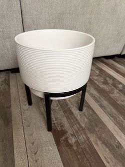 Plant pot with stand