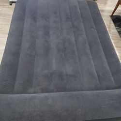 Queen Size Like New Air Mattress (Automatic Pump)Queen Size Like New Air Mattress (Automatic Pump)