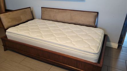 NICE SOLID WOOD ESPRESSO COLOR TWIN DAY BED / PLATFORM WITH MATTRESS