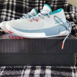 Boys Under Armour Size 1.5 3zero's