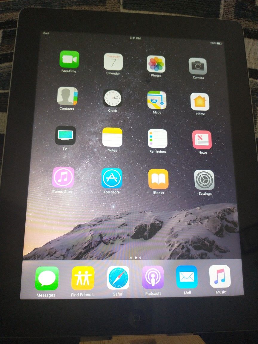 iPad 4th Generation - Model A1458 Year  2012 Version 10.3.3 - 9.7 Inch Apple Tablet There Is Scratches On the Back Side 
