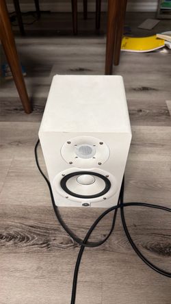 Singular YAMAHA HS5 Studio Monitor Speaker