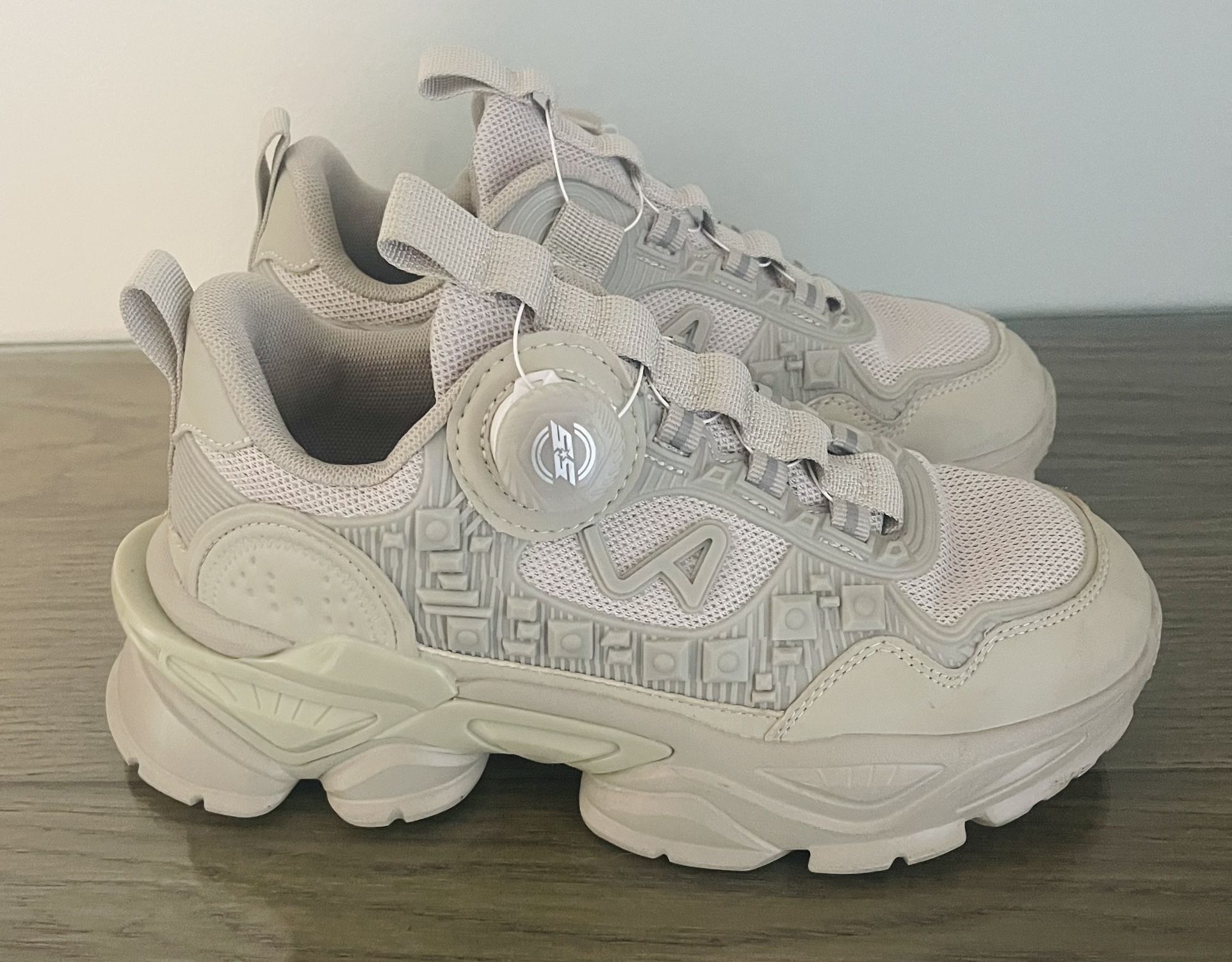 Boys Size 5.5 Sneakers