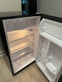 Magic Chef Compact Fridge (Needs Repair)