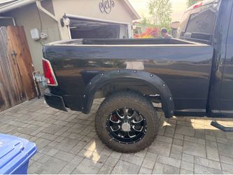 2014 Ram 2500 truck bed and taillights