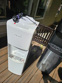 Hot cold water dispensor