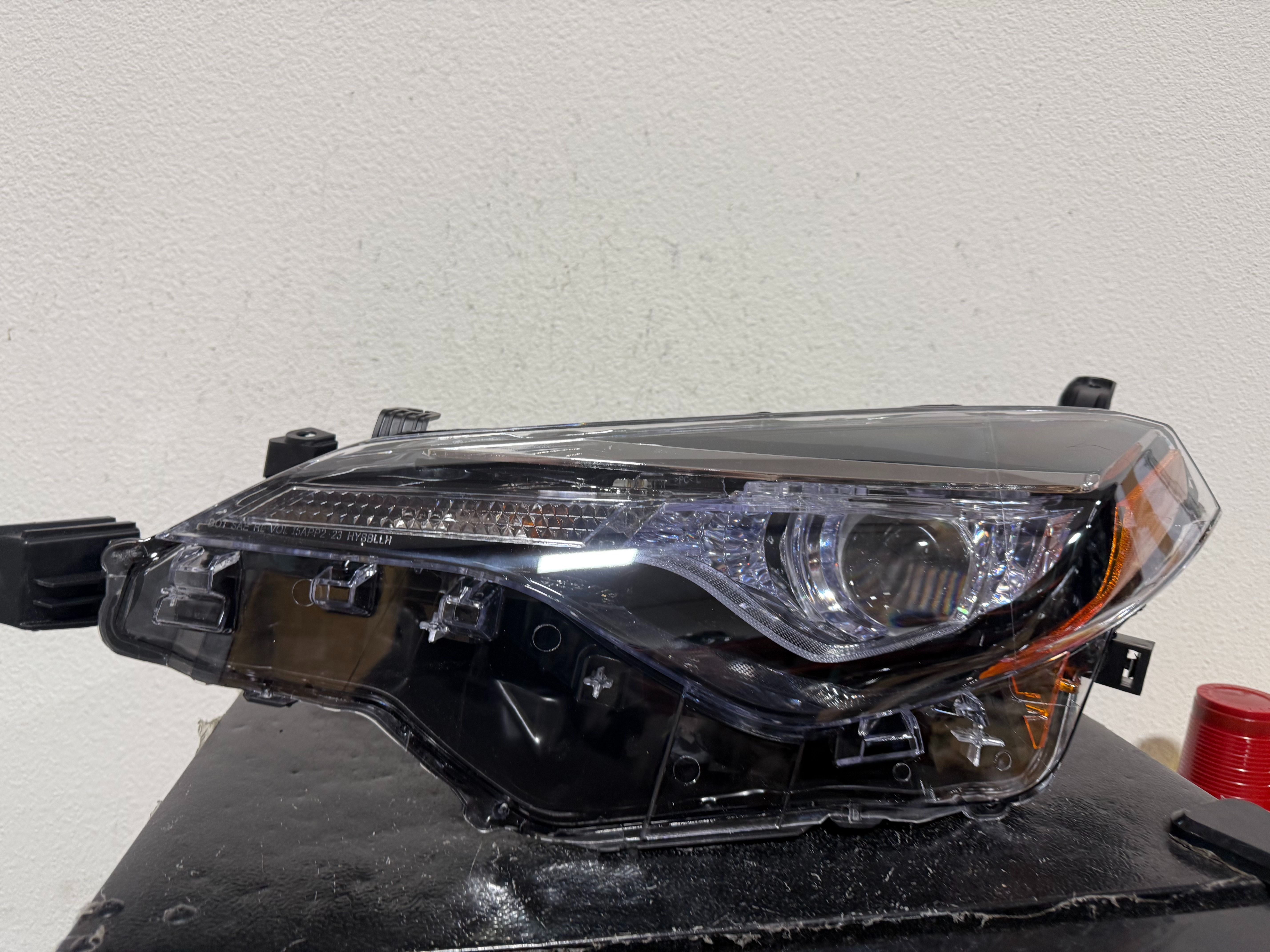 TOYOTA COROLLA LEFT HEADLIGHT 2018 