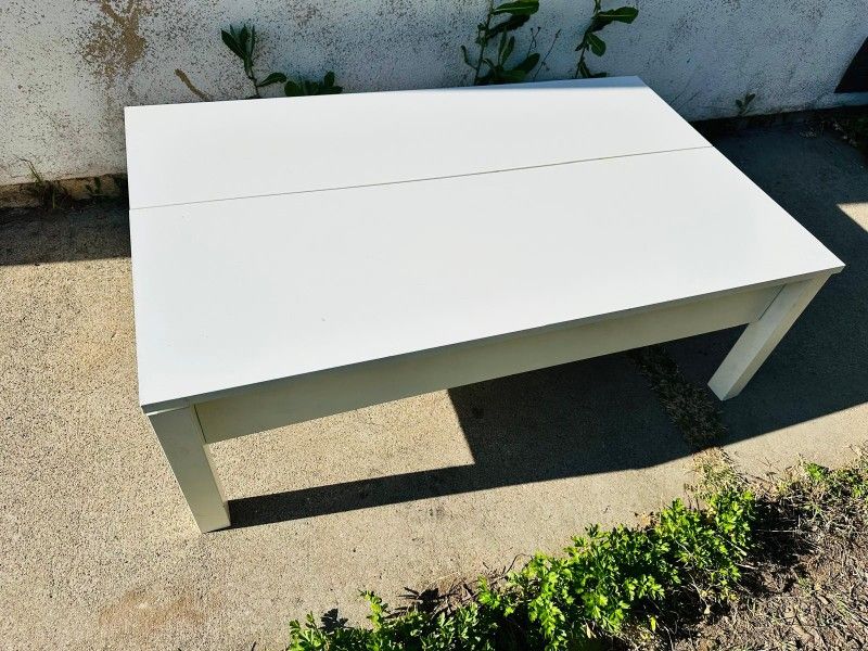 White rectangular coffe table/ mesa de sala rectangular.