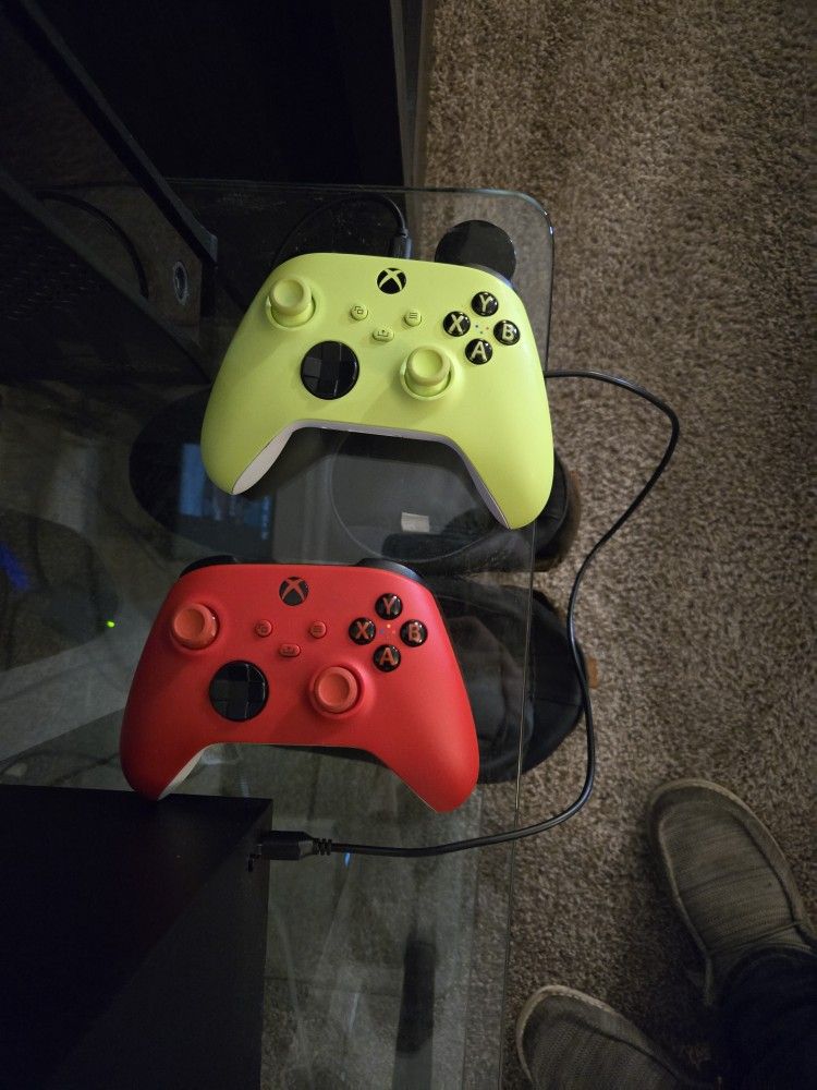 Xbox Series X, 2 Controllers, & Battery Chargjng Dock