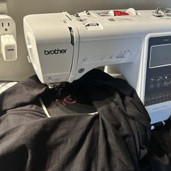 SE700 Embroidery & Sewing Machine 