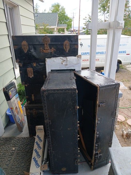 5 Antigue Trunks