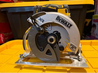 DCS590 7-1/4" (184 mm) 20V Max* XR Circular Saw