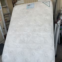 exelente colchón matrimonial muy bueno $50 lo tengo en el centro 