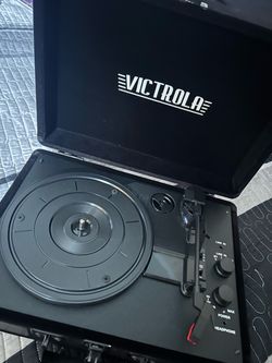 Victrola record player/3 vinyls