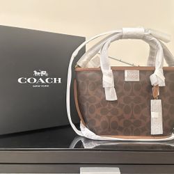 COACH Taxi Tote Bag 21 Brand New with Tag