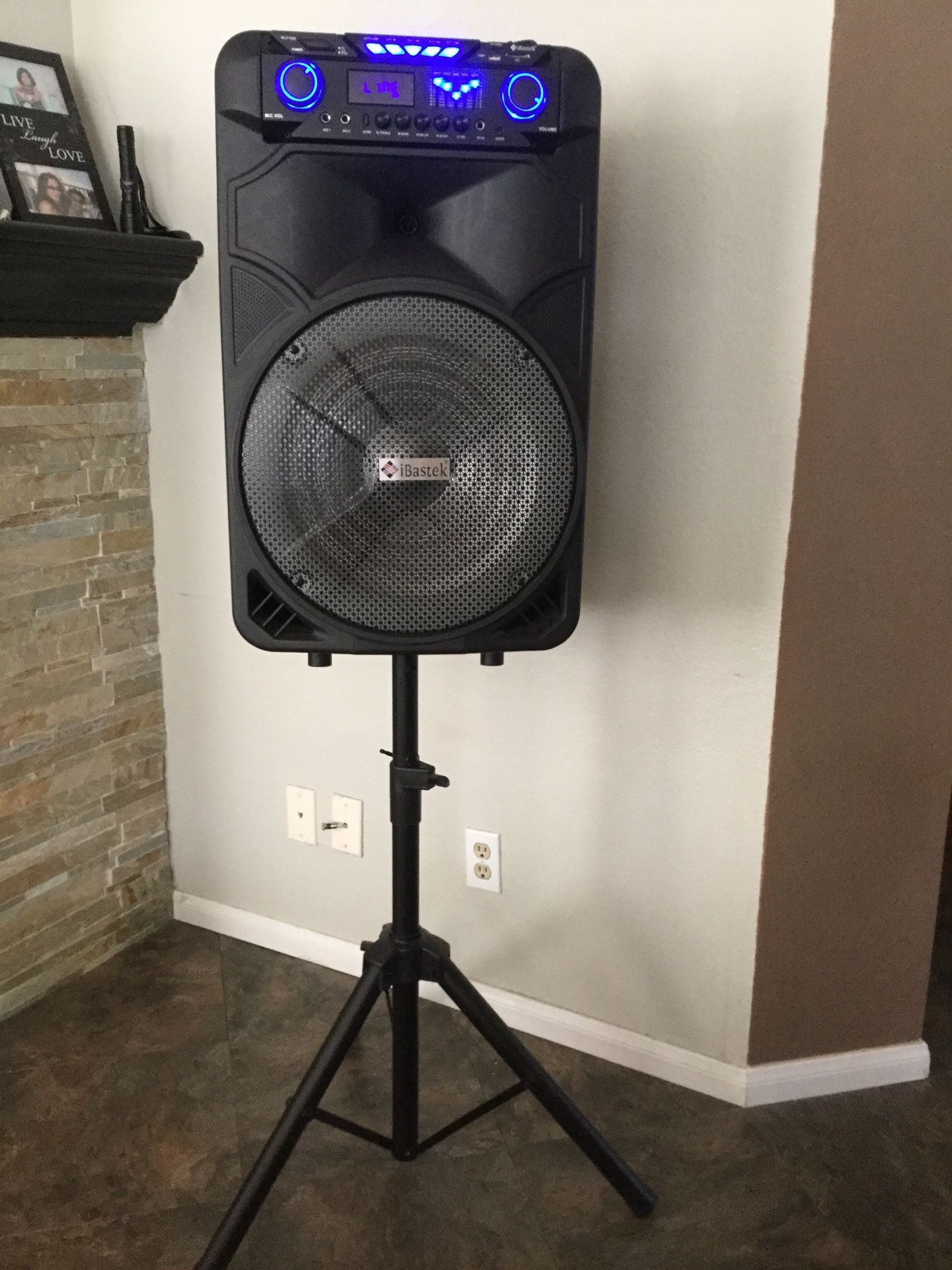 IBastek Model iB-LT 1569 W/Speaker Stand & wireless Mic.