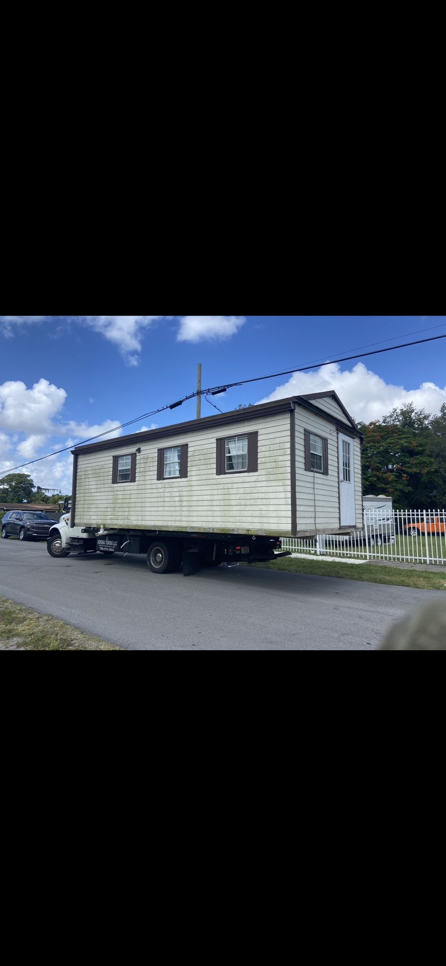 Shed Relocate. Movemos Casita De Patio Crane Container Sale 
