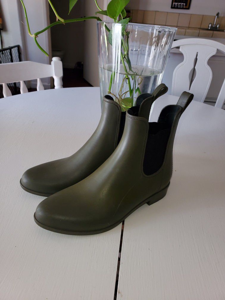 Size 8 Olive Green Chelsea Boots