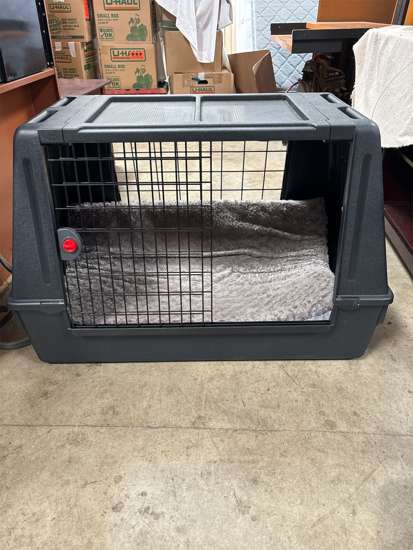 Dog crate – very nice condition
