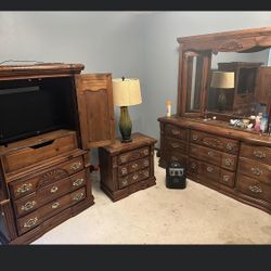 Matching Bedroom Set Roku Tv Included Also the Lamp and Bluetooth Speaker 