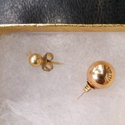 Pair of 14k Gold Earrings 