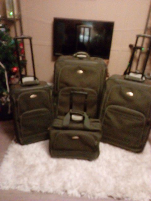 Ricardo Beverly Hills 4pc Luggage Set 