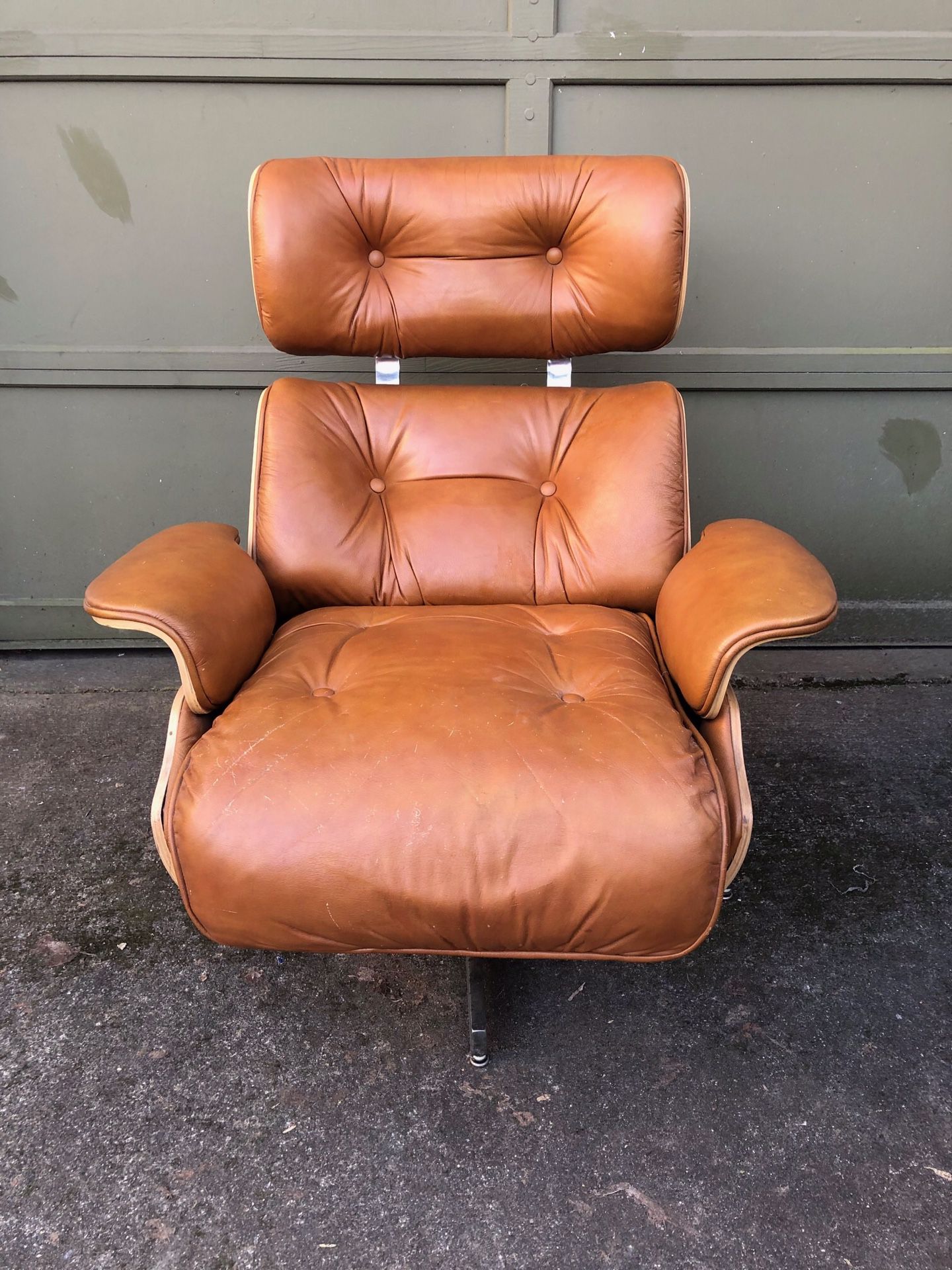 Eames Chair with footrest