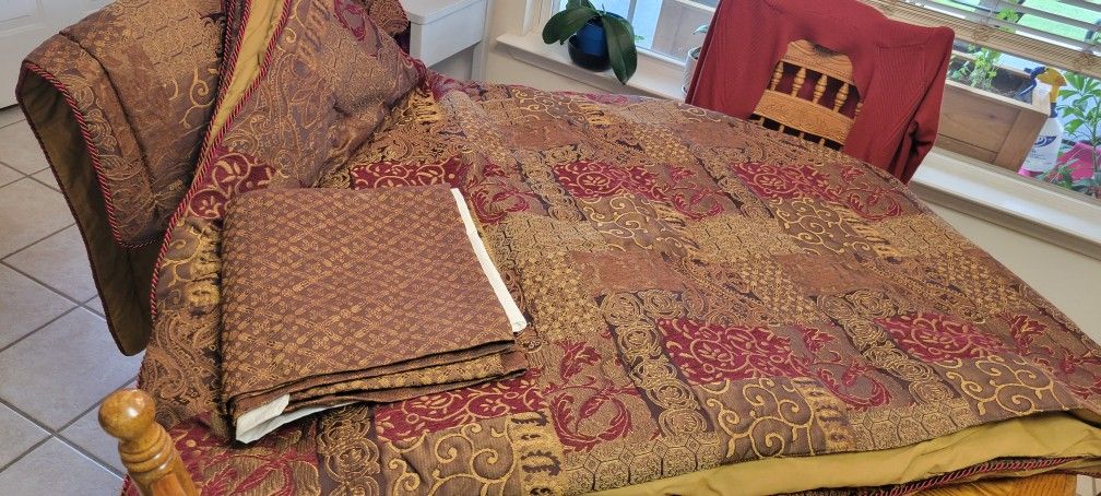 King Size Paisley Quality Bedset. Comfortor, Shams And Skirt Included