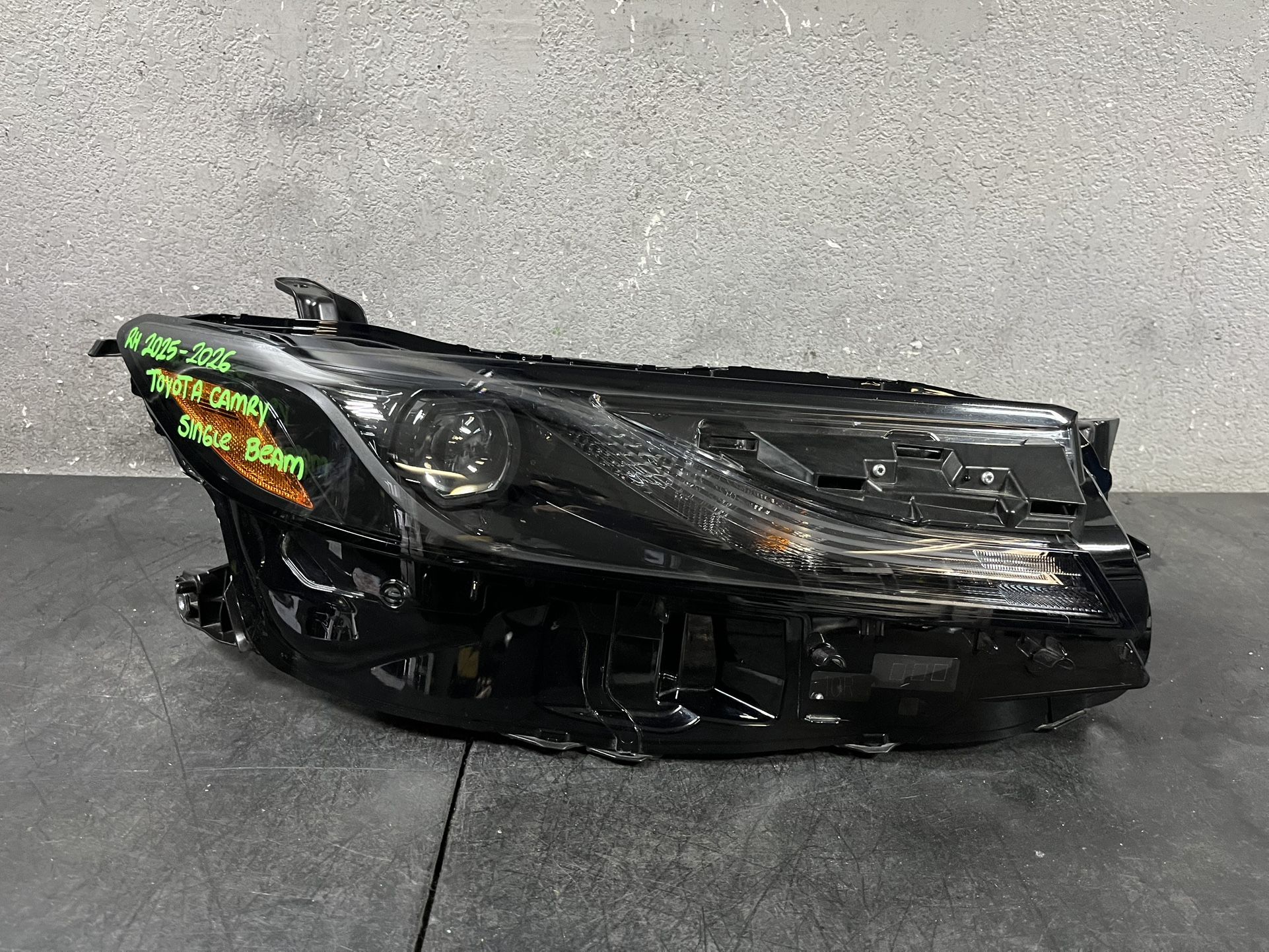 2025-2026 TOYOTA CAMRY RIGHT HEADLIGHT OEM USED