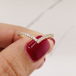 10k solid gold ring  Band minimalist stackable V shape - Anillo en oro banda