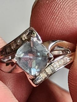 Anillo de oro   blanco de 10k con piedra original y diamantes pequen̈os en caja  no se que# sea