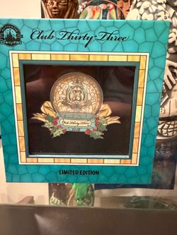 Disney Disneyland Club 33 Holiday Pin 2025 Limited Edition -