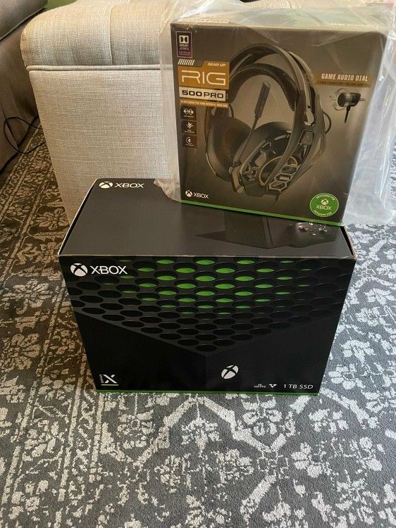 Xbox Series X Console Bundle w Headset