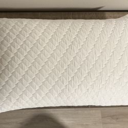 Memory Foam Pillow. Brand New. Queen Size