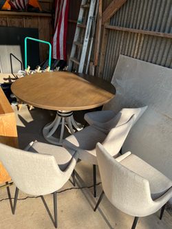 Table set with 4 chairs! It’s yours !!