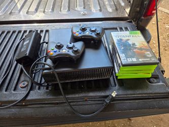 Xbox 360 Console Bundle with 2 new Controllers and 6 Games