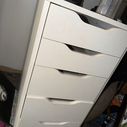 Makeup dresser