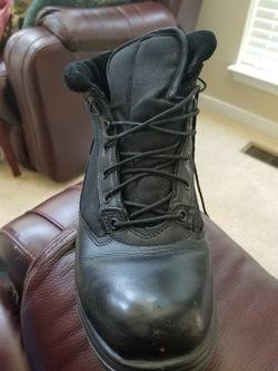 Black work boots size 8 in men