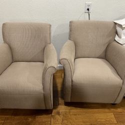 4 Chairs With White Covers