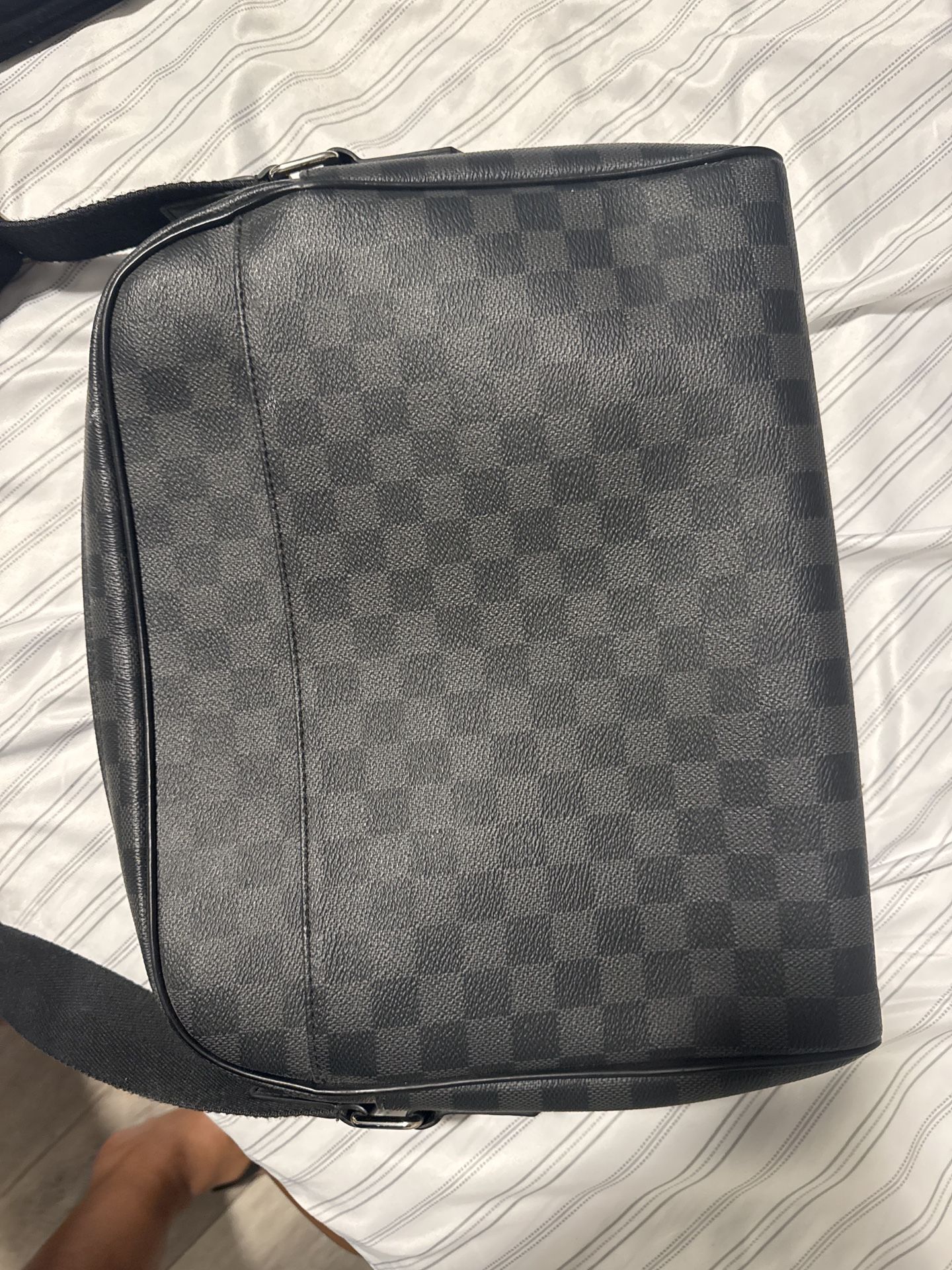 Louis Vuitton Damier Graphite Messenger Bag – Original