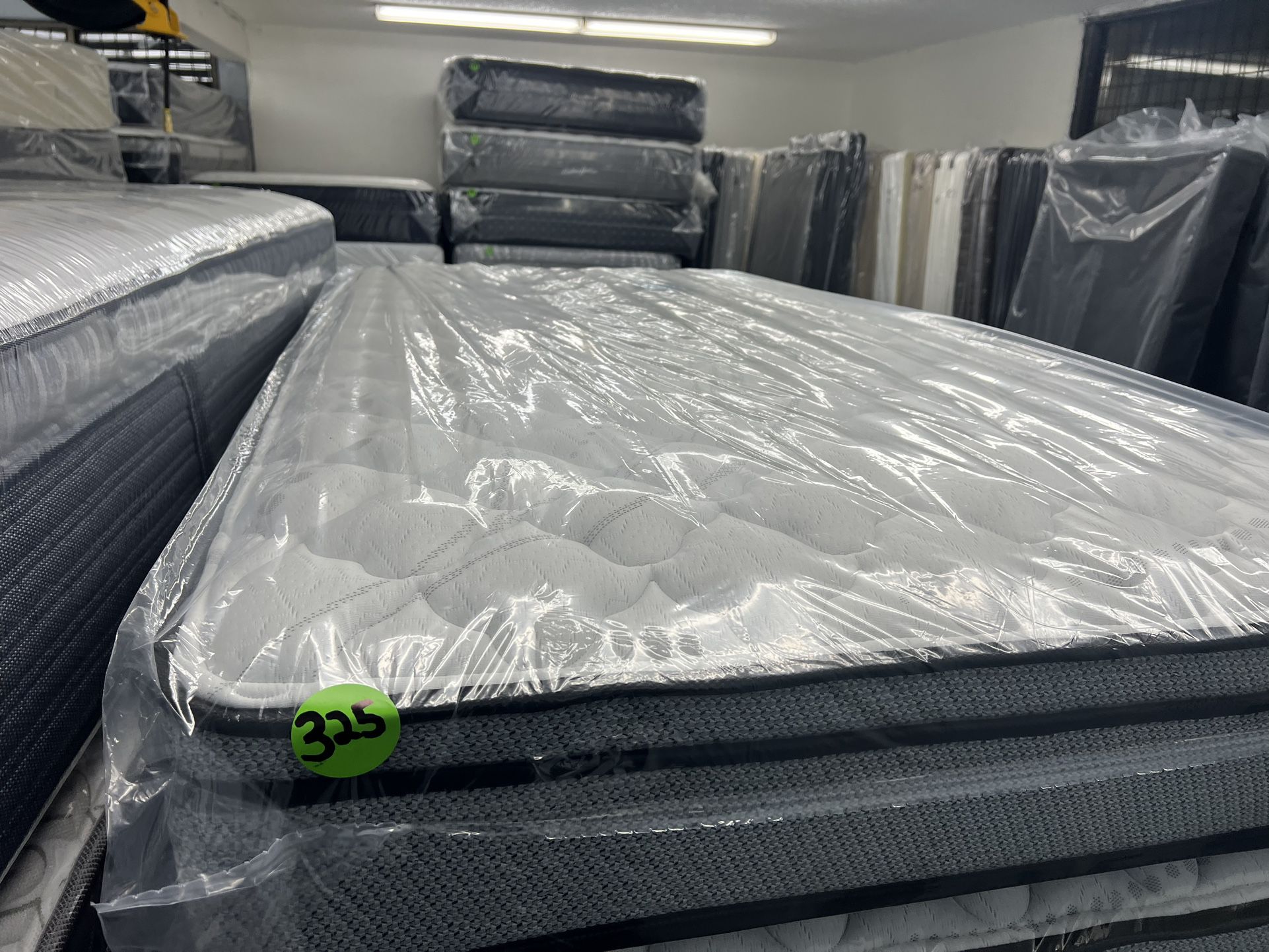 BRAND NEW WITH WARRANTY TWIN SIZE EUROTOP MATTRESS & BOX SPRING BED SET