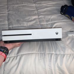 XBOX ONE S (USED) runs with no issues