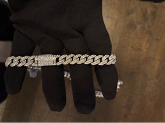 Cuban  Chains VVS1 Moissanite.
