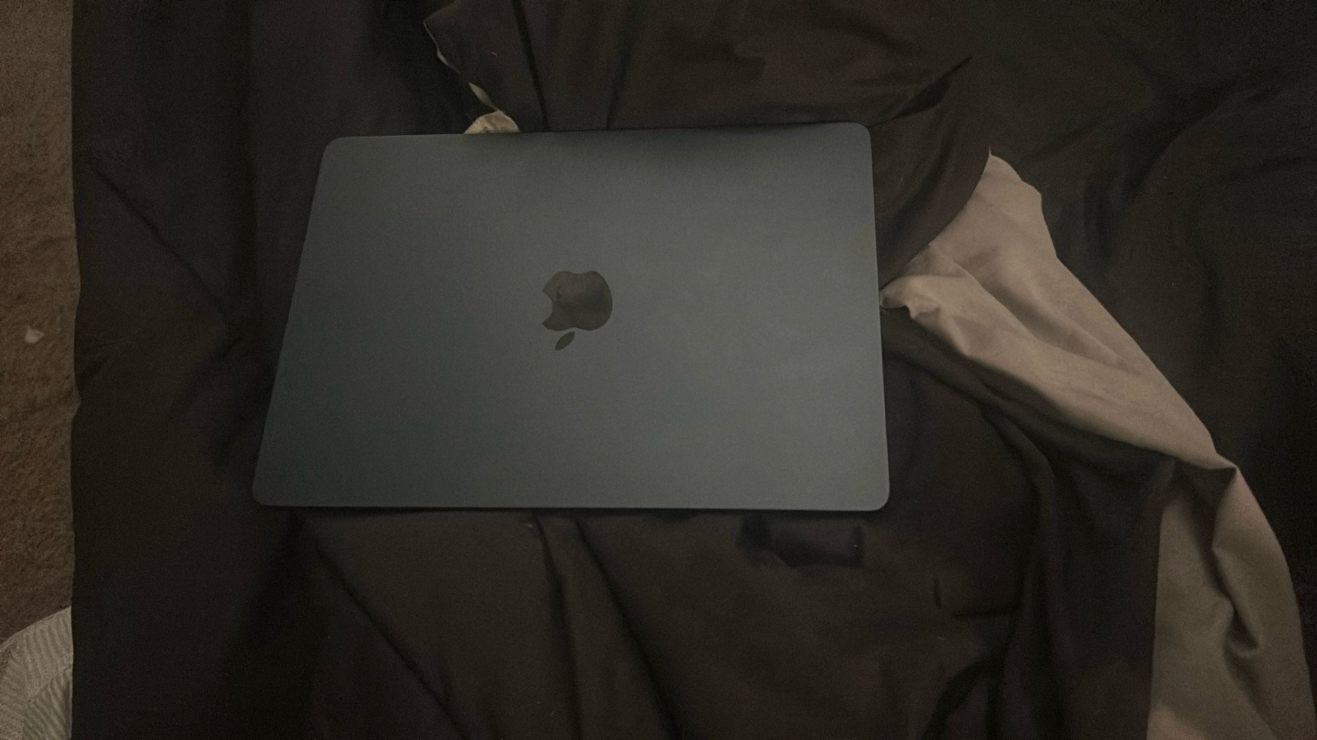 Macbook Air 13 inch M3 Chip - 24 GB Memory - 512GB SSD - Midnight