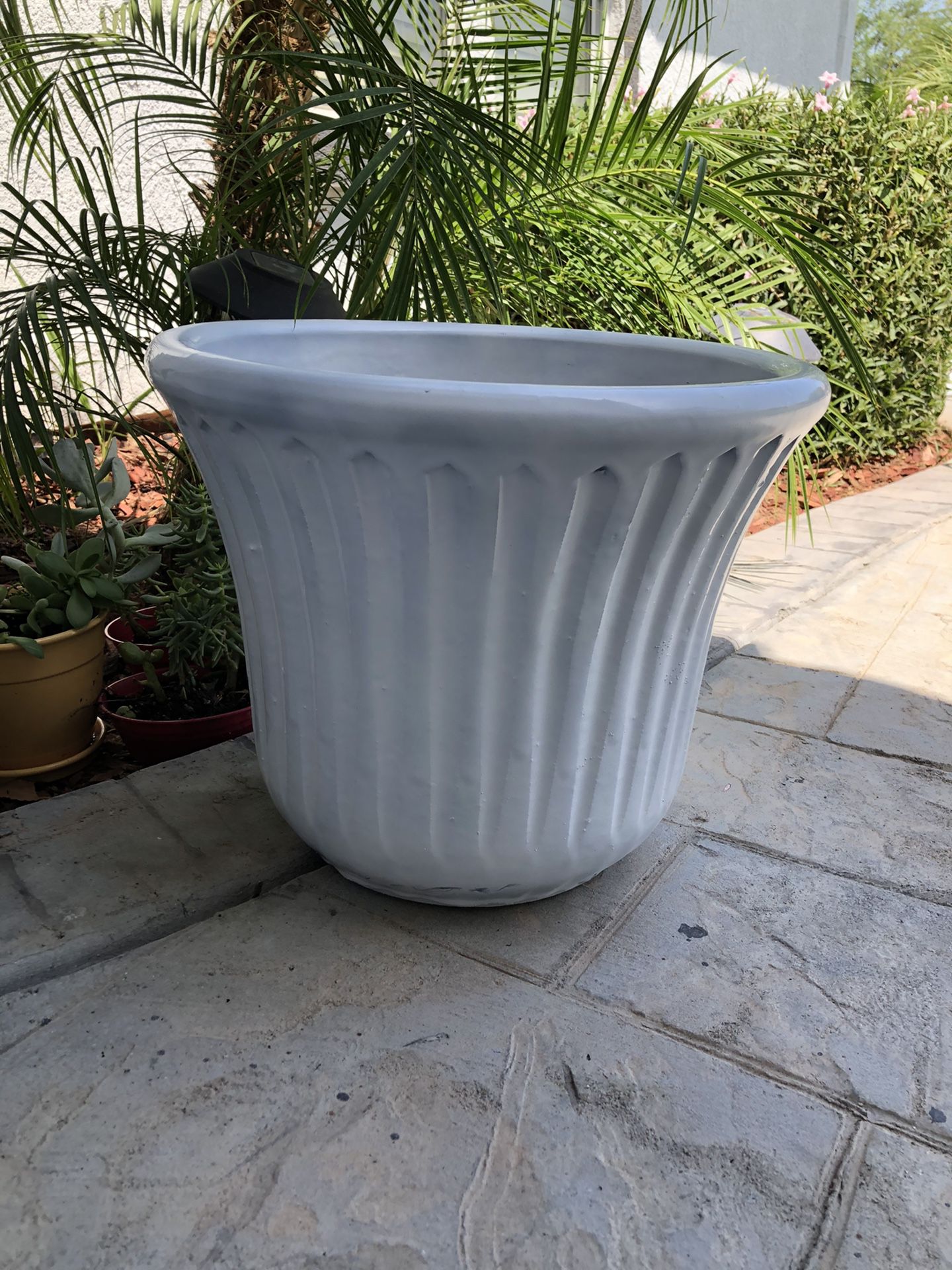 Large ceramic pot like new