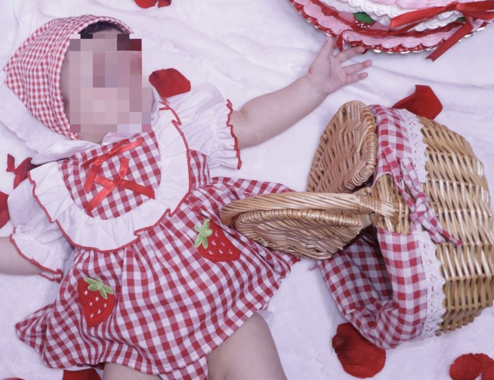 Strawberry costume for girl 6-12 Month . Traje Para Niña De 6-12 ……Incluye Traje , Canasta Y Accesorio Para El Cabello