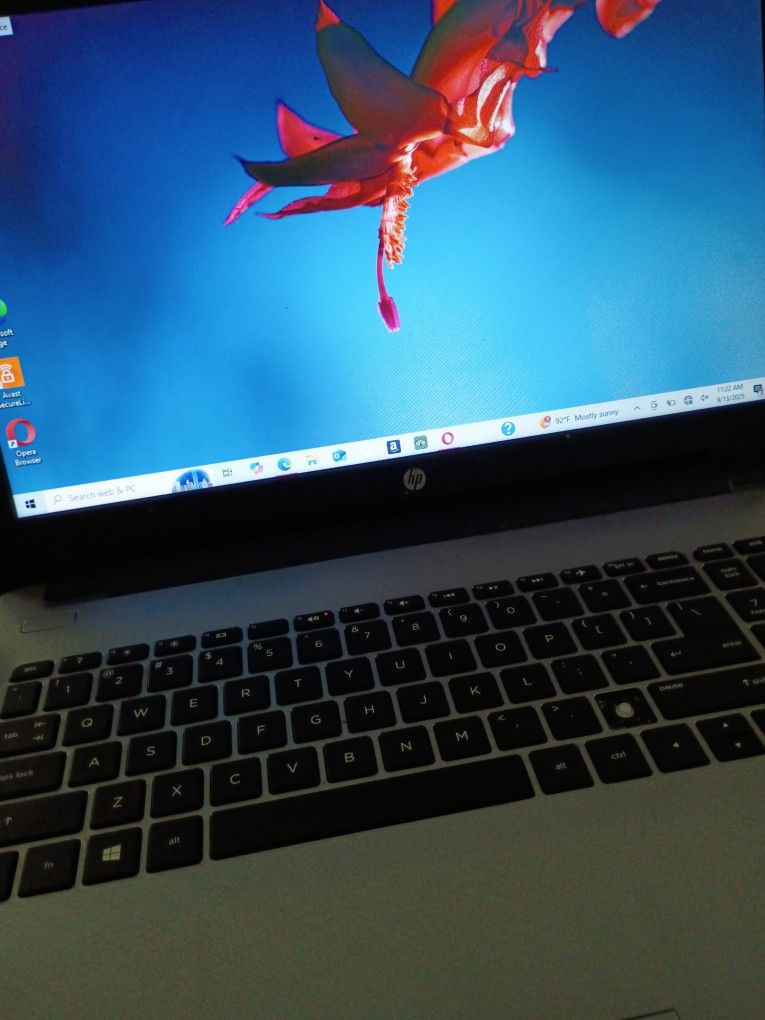932GB TOUCHSCREEN/ HP laptop/ Missing One Key/ Runs Smoothly CHARGER INCLUDED