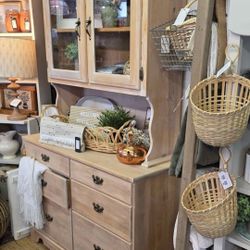 Solid pine vintage hutch 🤎